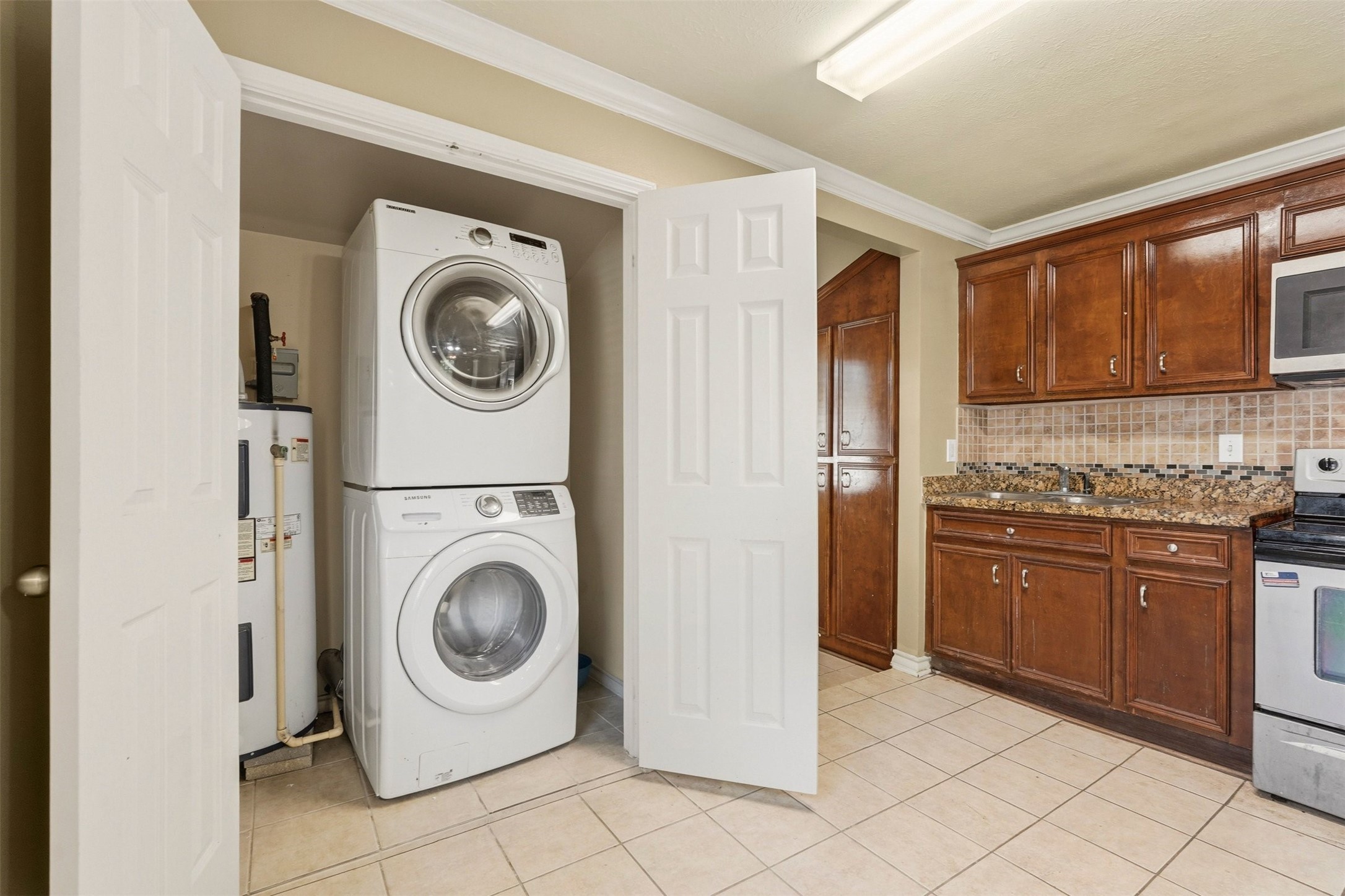 3445 Nathaniel Brown Street Houston, TX 77021 - Photo 12 of 19 a utility room with sink dryer and washer