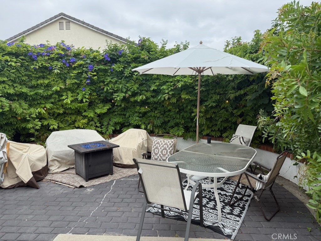 8 Robin Irvine, CA 92604 - Photo 14 of 20 a patio with a patio table and chairs