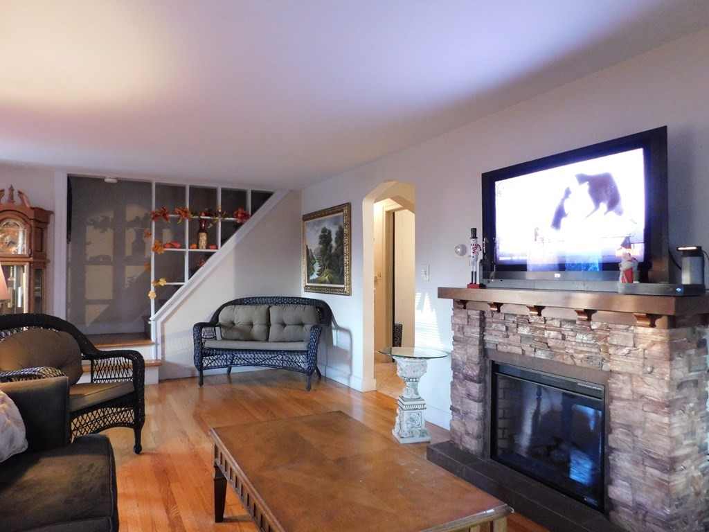 83 Wilton Street Springfield, MA 01109 - Photo 7 of 17