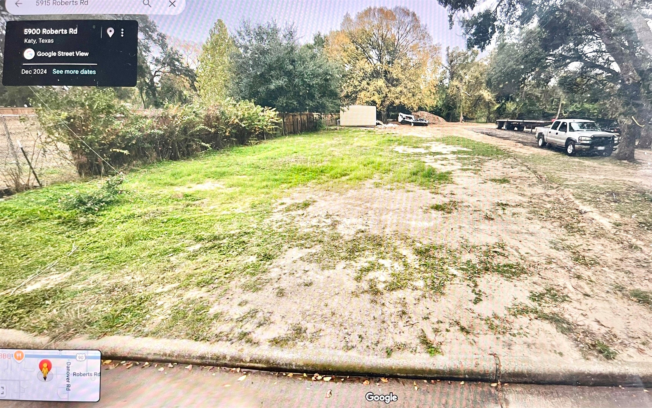 a view of yard with trees