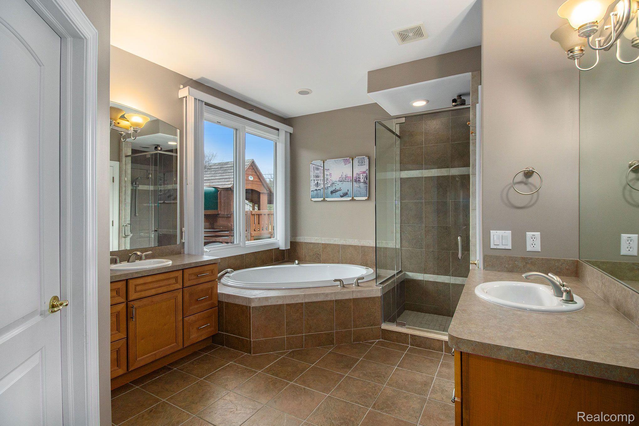 8495 Waumegah Road Clarkston, MI 48348 - Photo 20 of 44 PRIMARY BATHROOM