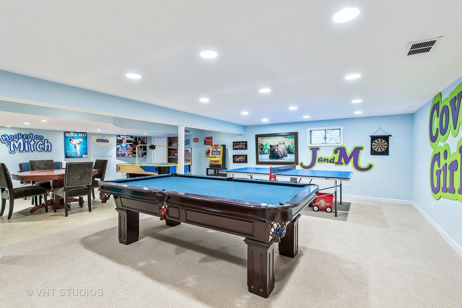 235 Maple Hill Road Glencoe, IL 60022 - Photo 25 of 35 a living room with furniture a table and a bookshelf