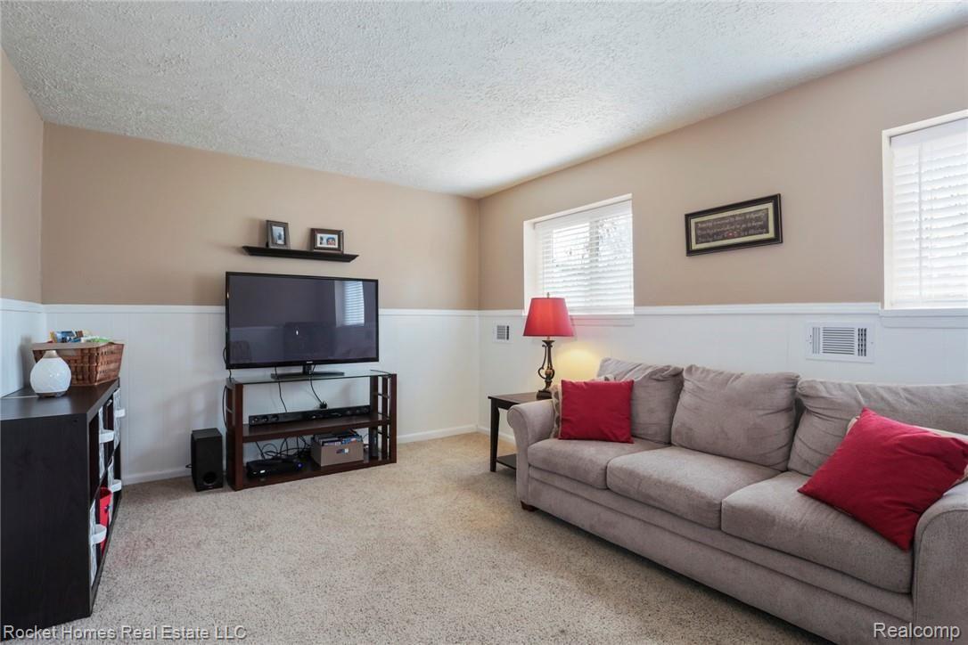 26320 South River Road Harrison Township, MI 48045 - Photo 18 of 28 017-photo-family-room-6884377.jpg
