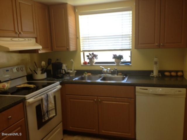 2696 Golf Lake Circle, Unit 313 Melbourne, FL 32935 - Photo 2 of 12 KITCHEN