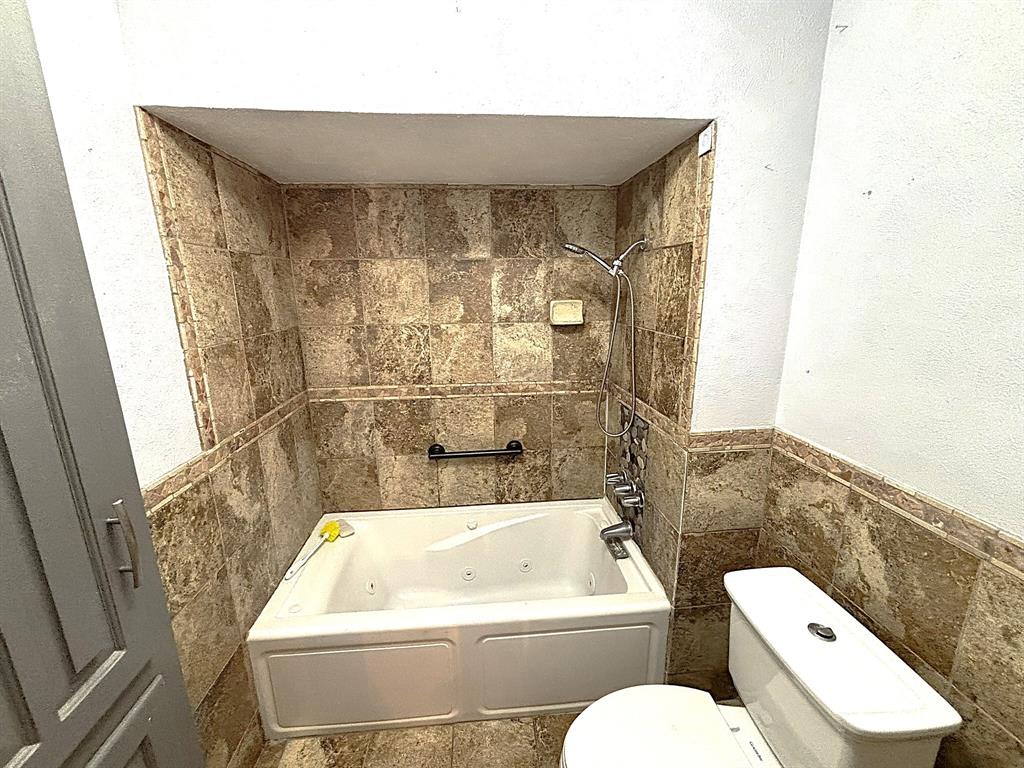 3042 Kiest Ridge Drive Dallas, TX 75233 - Photo 19 of 27 a bathroom with a sink a toilet and bathtub