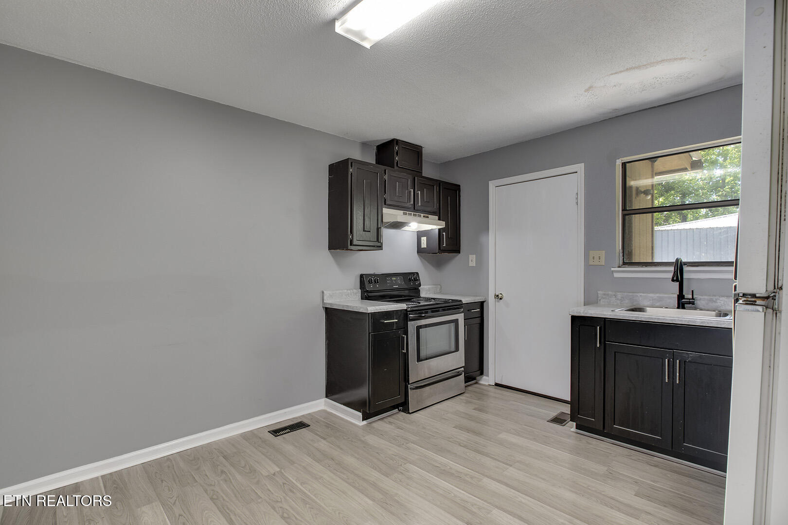 3701 Stephens Road Northeast Cleveland, TN 37312 - Photo 10 of 43 28_StephensRoadNE_3701_R_Eat-InKitchen01