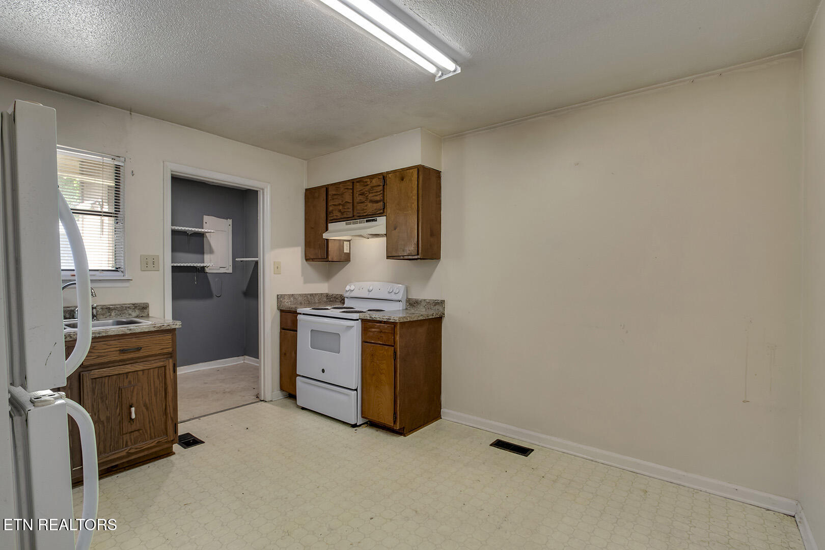 3701 Stephens Road Northeast Cleveland, TN 37312 - Photo 36 of 43 08_StephensRoadNE_3701_L_Eat-InKitchen01