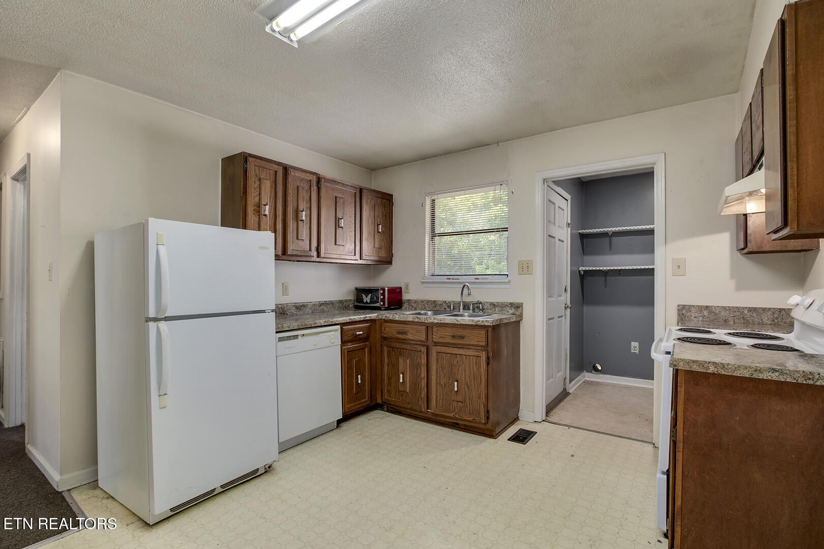 3701 Stephens Road Northeast Cleveland, TN 37312 - Photo 37 of 43 09_StephensRoadNE_3701_L_Eat-InKitchen02