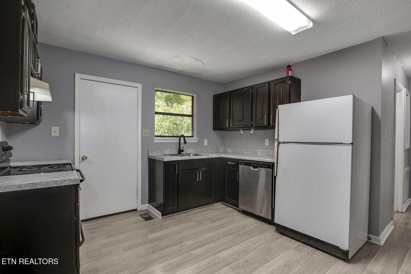 3701 Stephens Road Northeast Cleveland, TN 37312 - Photo 4 of 43 29_StephensRoadNE_3701_R_Eat-InKitchen02