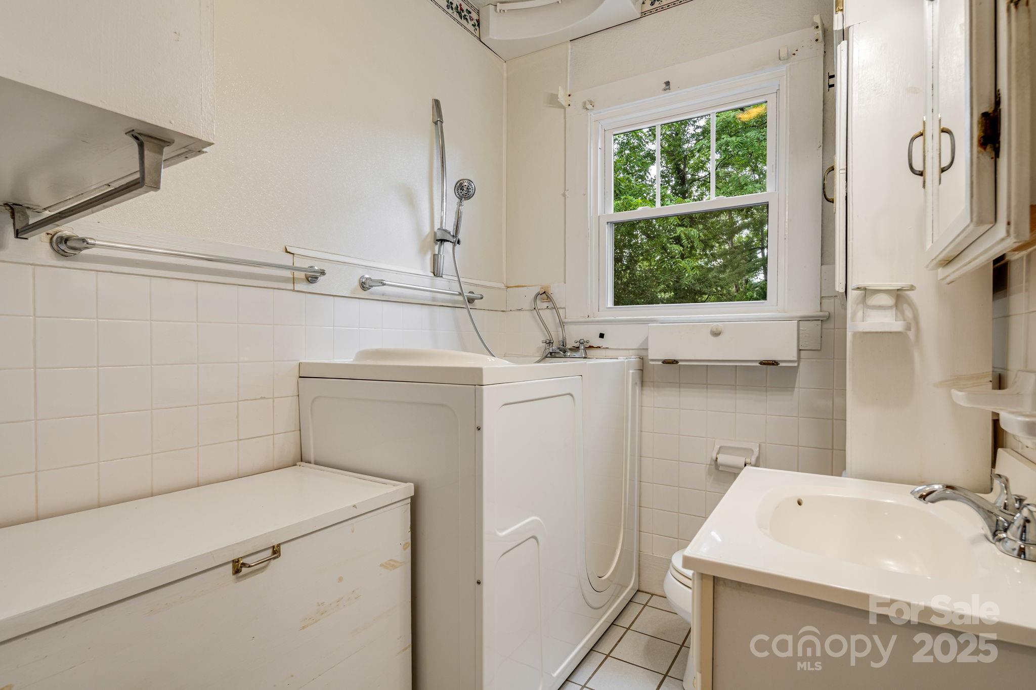 206 Rhododendron Drive Brevard, NC 28712 - Photo 23 of 36 a utility room with dryer and washer