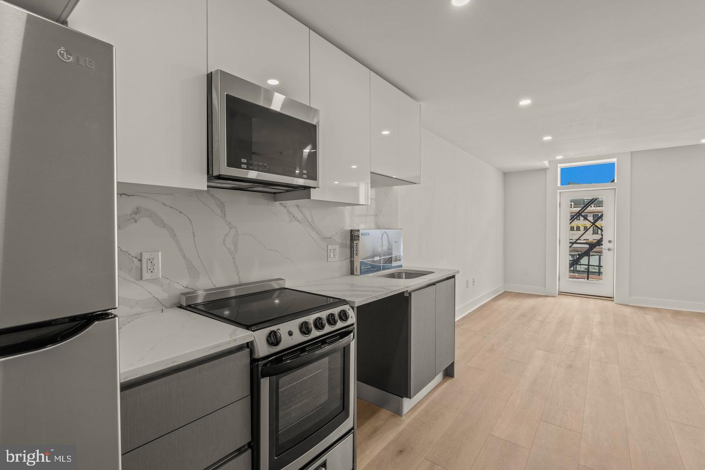 253 North 3rd Street, Unit 3R Philadelphia, PA 19106 - Photo 2 of 14