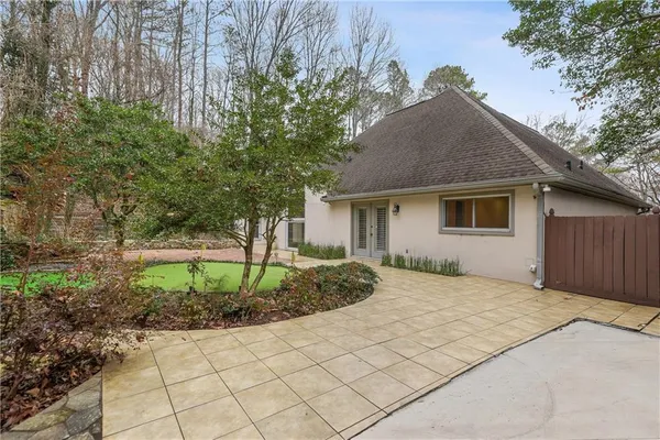 a view of a backyard