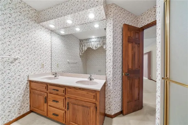 $325,000 | 11044 West 97th Circle, Overland Park, KS 66214