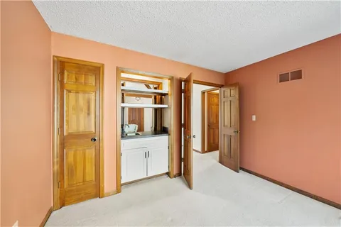 $325,000 | 11044 West 97th Circle, Overland Park, KS 66214