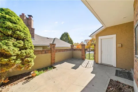 $325,000 | 11044 West 97th Circle, Overland Park, KS 66214