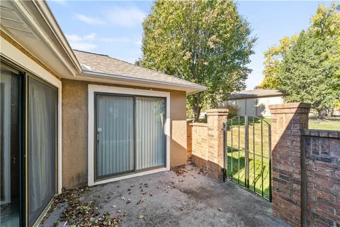 $325,000 | 11044 West 97th Circle, Overland Park, KS 66214