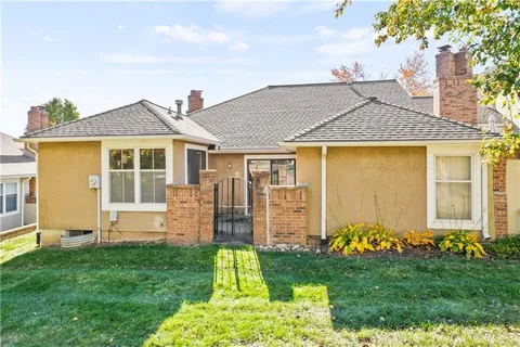 $325,000 | 11044 West 97th Circle, Overland Park, KS 66214