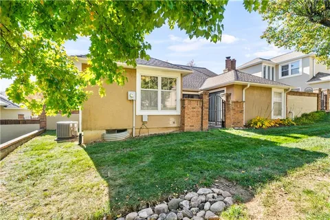 $325,000 | 11044 West 97th Circle, Overland Park, KS 66214