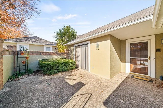 $325,000 | 11044 West 97th Circle, Overland Park, KS 66214