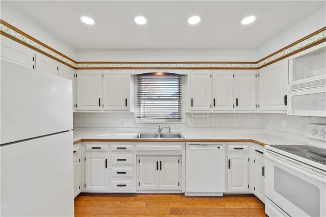 $325,000 | 11044 West 97th Circle, Overland Park, KS 66214