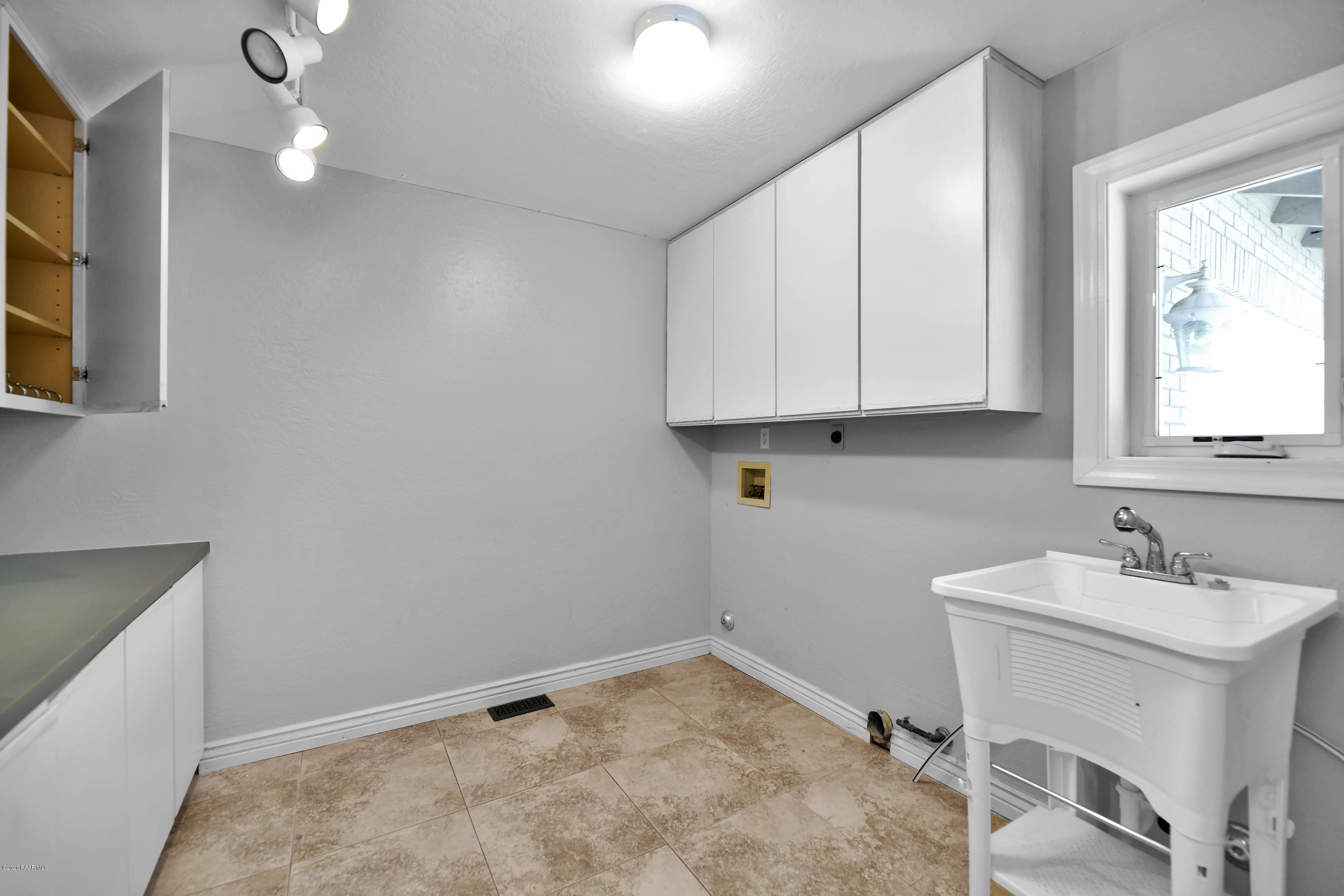 1924 Estrella Road Prescott, AZ 86305 - Photo 40 of 71 Laundry - main level