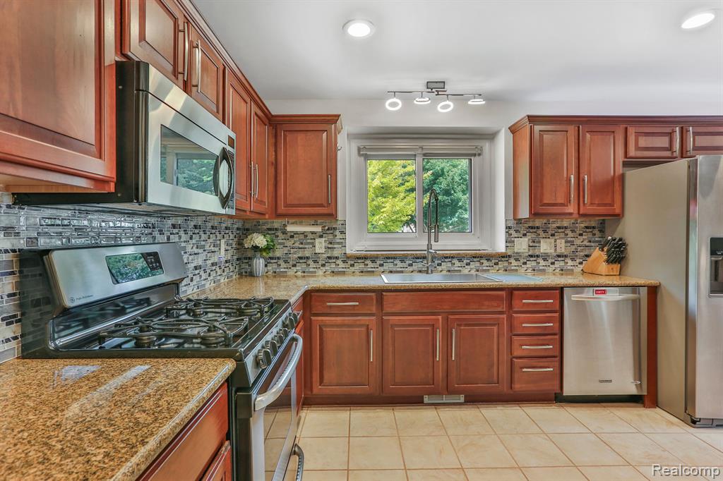3462 Cascade Circle Rochester Hills, MI 48307 - Photo 12 of 33
