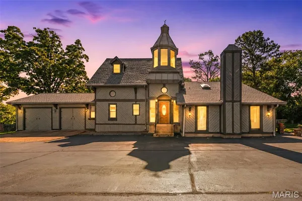 $599,900 | 418 Oak Tree Drive, Webster Groves, MO 63119