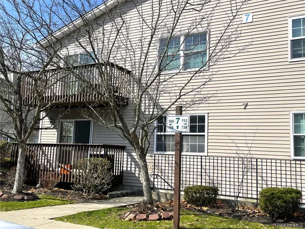 $410,000 | 760 East Crooked Hill Road, Unit 760, Pearl River, NY 10965