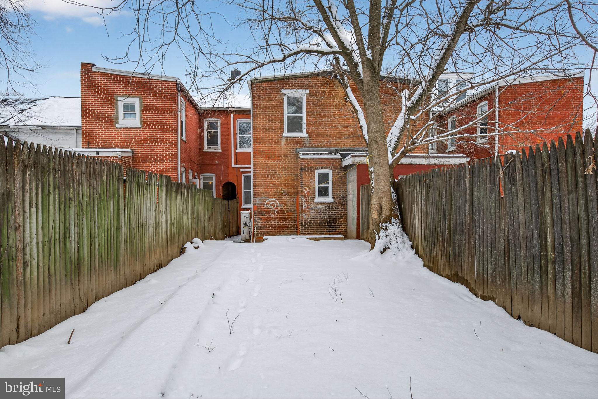 527 Locust Street Lancaster, PA 17602 - Photo 2 of 31