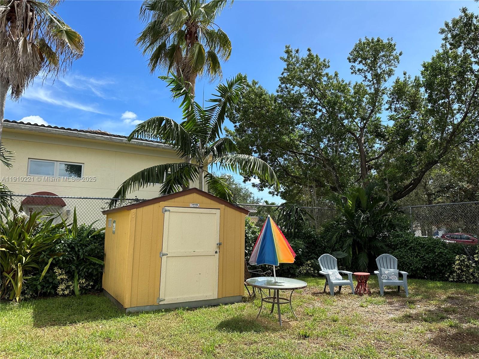 2640 Northeast 8th Avenue, Unit 13 Wilton Manors, FL 33334 - Photo 33 of 34 a backyard of a house with table and chairs