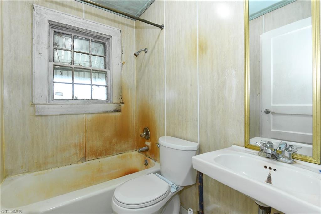 1402 Oak Ridge Road Kernersville, NC 27284 - Photo 17 of 28 Bathroomhardwater stains