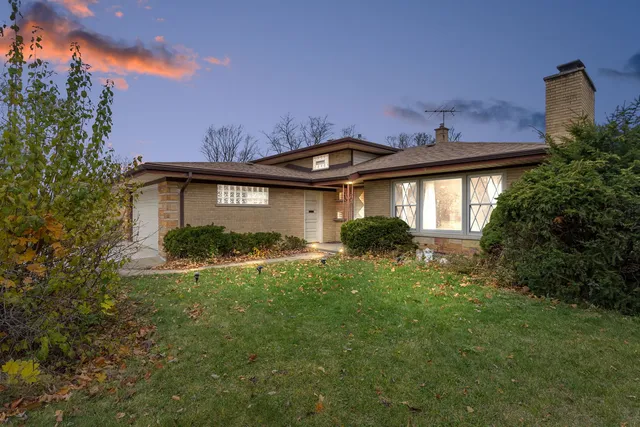 $390,000 | 217 Finsbury Lane, La Grange Park, IL 60526