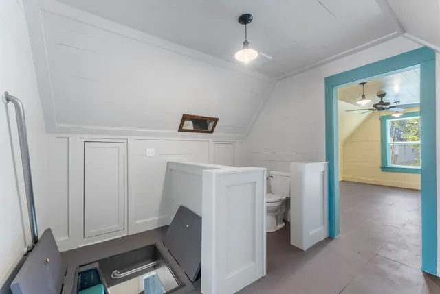 en empty room with windows and ceiling fan