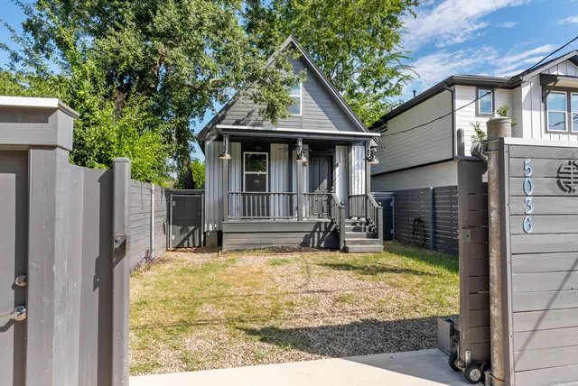 a view of back yard of the house