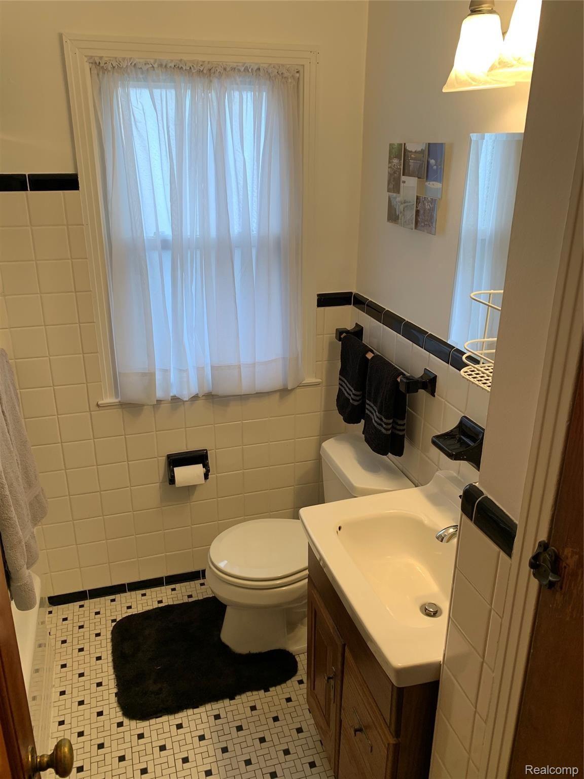 29851 Kelly Road Roseville, MI 48066 - Photo 8 of 19 C1FCB504-A5C1-424F-91C4-4E31715197EA.jpeg