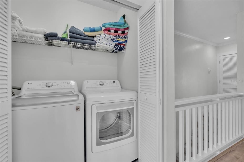 848 Evergreen Way Longboat Key, FL 34228 - Photo 25 of 66 a utility room with dryer and washer