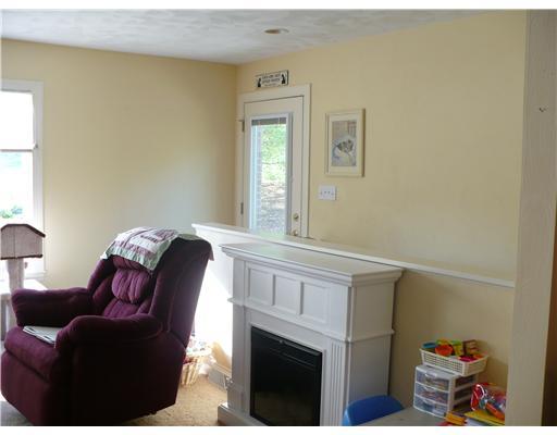 146 Eisaman Road Irwin, PA 15642 - Photo 4 of 12 Living Room.