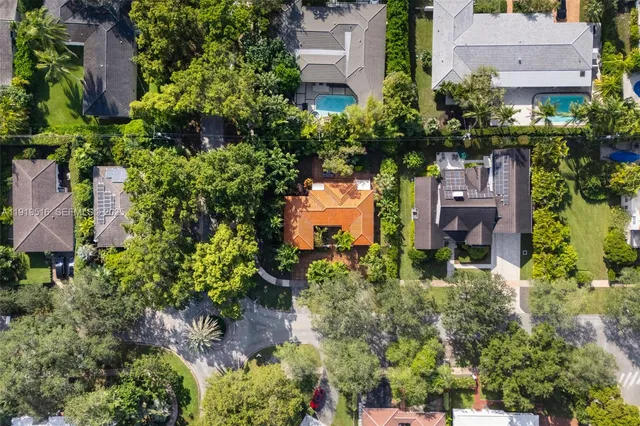 an aerial view of residential house with outdoor space and lake view