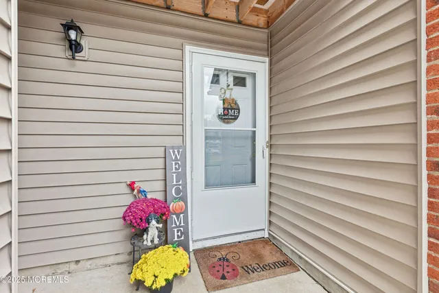 a view of entryway front of house