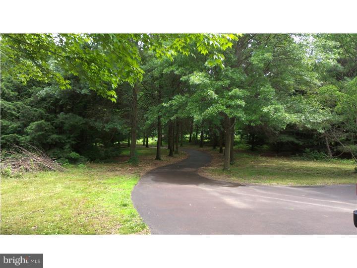 1950 Quarry Road Harleysville, PA 19438 - Photo 4 of 24 Driveway