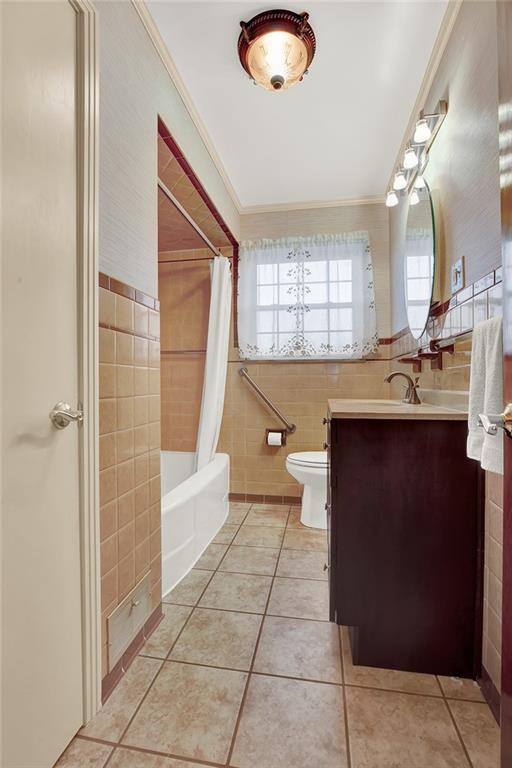 1689 4th Street Monongahela, PA 15063 - Photo 7 of 31 a bathroom with a sink a toilet and bathtub