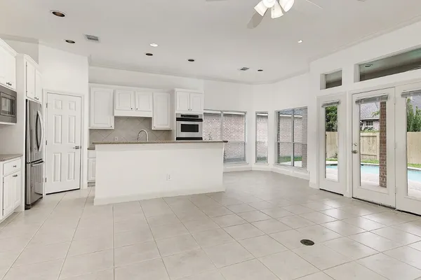 $3,800 | 15 Rockledge Drive, The Woodlands, TX 77382