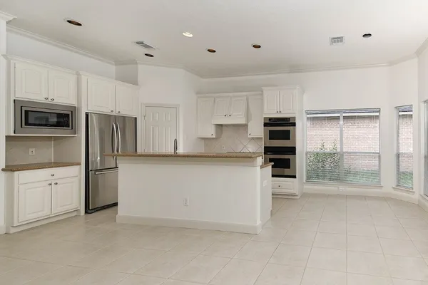 $3,800 | 15 Rockledge Drive, The Woodlands, TX 77382