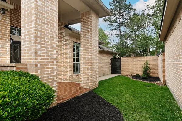$3,800 | 15 Rockledge Drive, The Woodlands, TX 77382