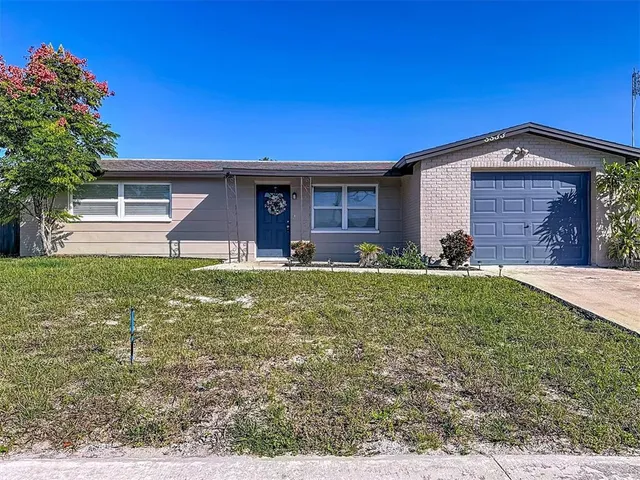 a view of a house with a yard