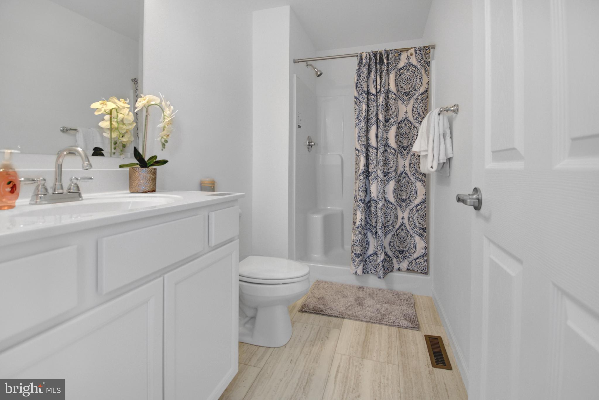 826 River Road Hamburg, PA 19526 - Photo 11 of 32 Master bath
