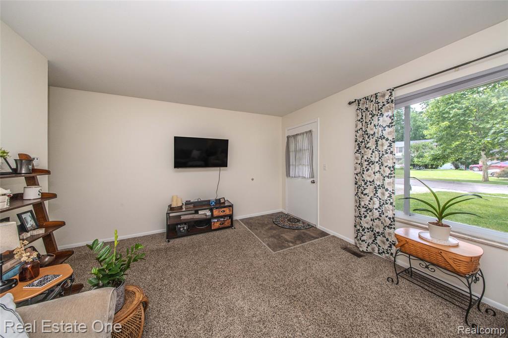 207 Murphy Street Linden, MI 48451 - Photo 3 of 49