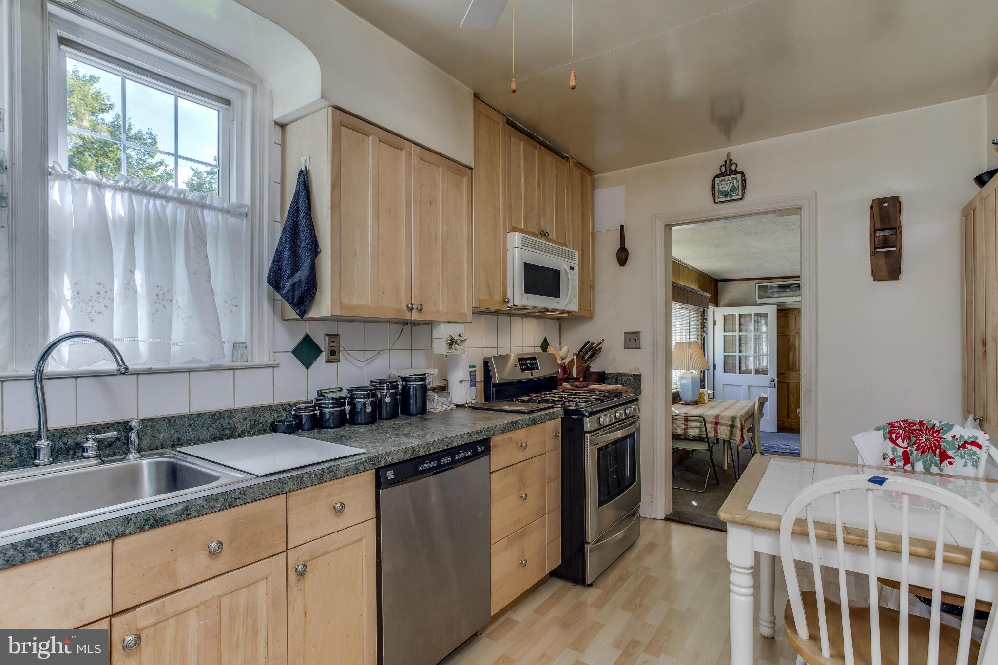 16 North Rolling Road Baltimore, MD 21228 - Photo 11 of 27 Kitchen