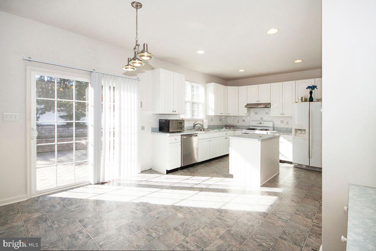 2 Ragan Ridge Road Sicklerville, NJ 08081 - Photo 4 of 59 Kitchen: Breakfast Area, Rear Egress