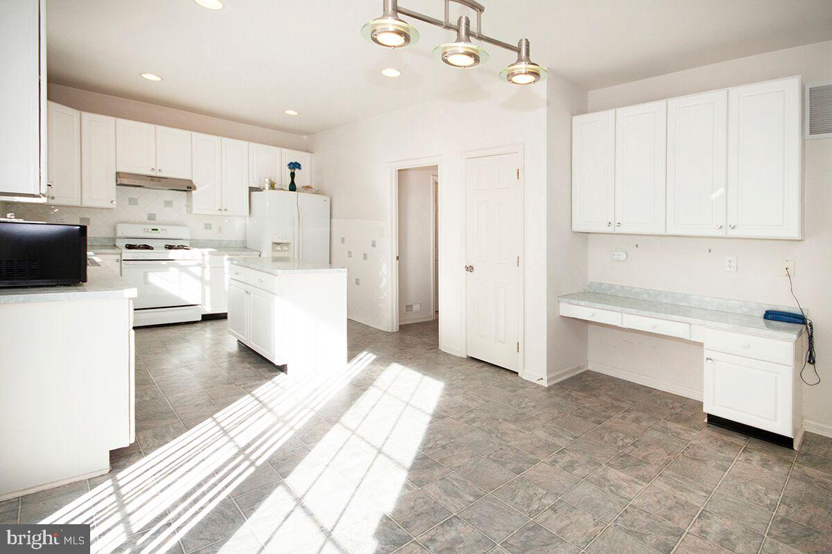 2 Ragan Ridge Road Sicklerville, NJ 08081 - Photo 5 of 59 Kitchen: Center and Side Islands